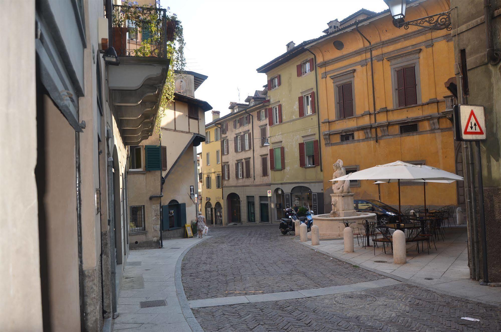 Casa Vacanza Fontana Del Delfino Bergamo Exterior photo